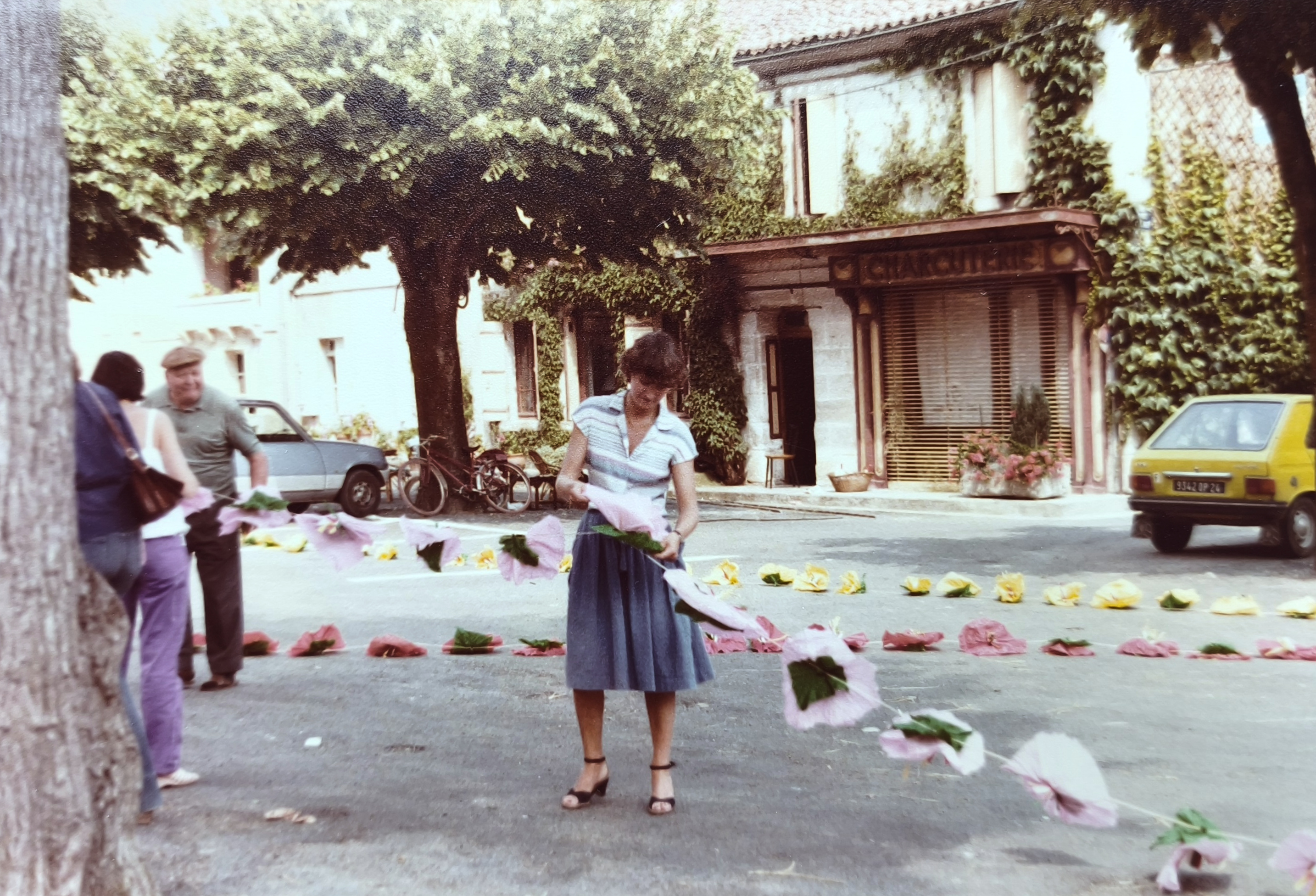 Félibrée 1979 — Décor de fleurs en papier dans une rue