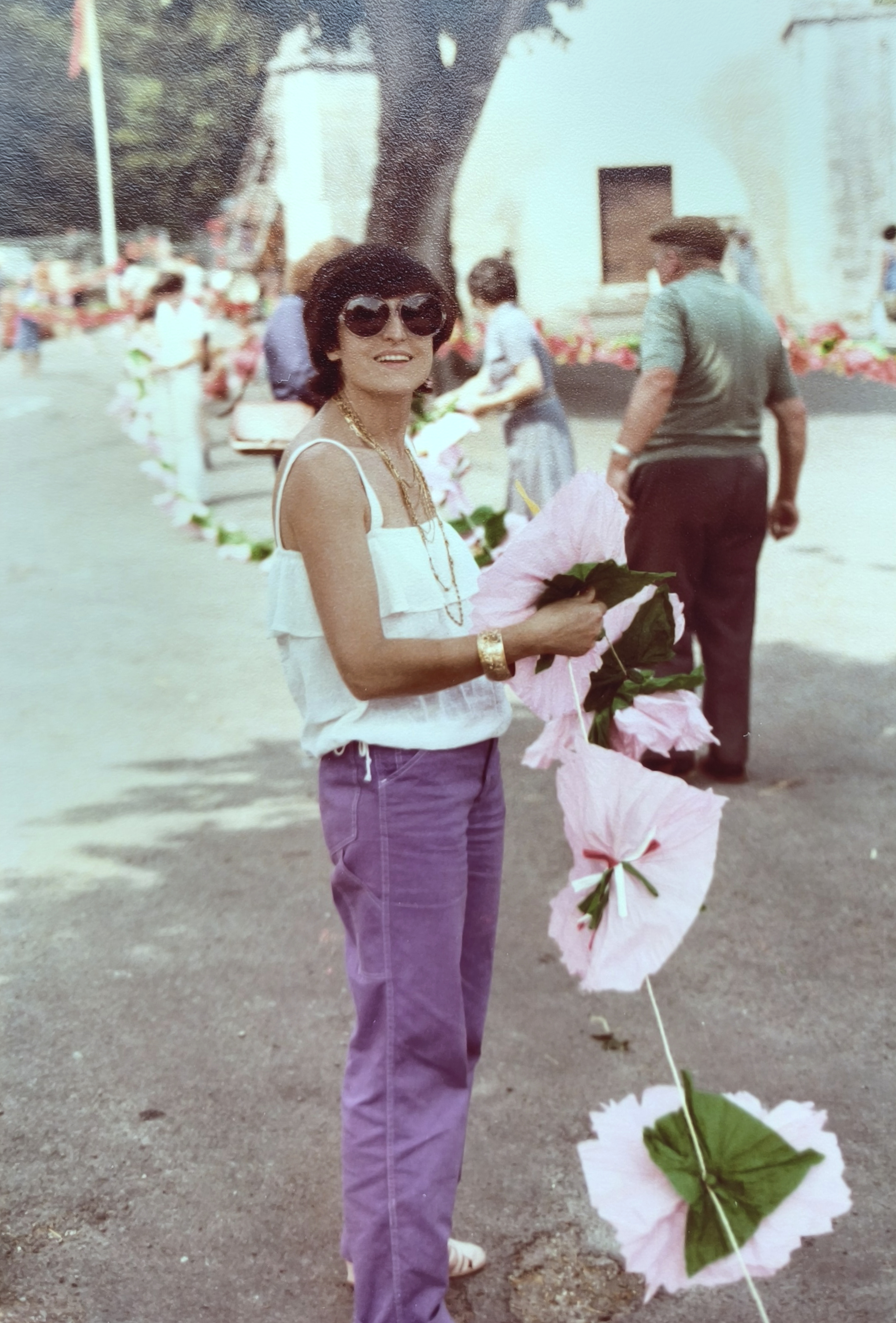 Félibrée 1979 — Femme devant une décoration florale