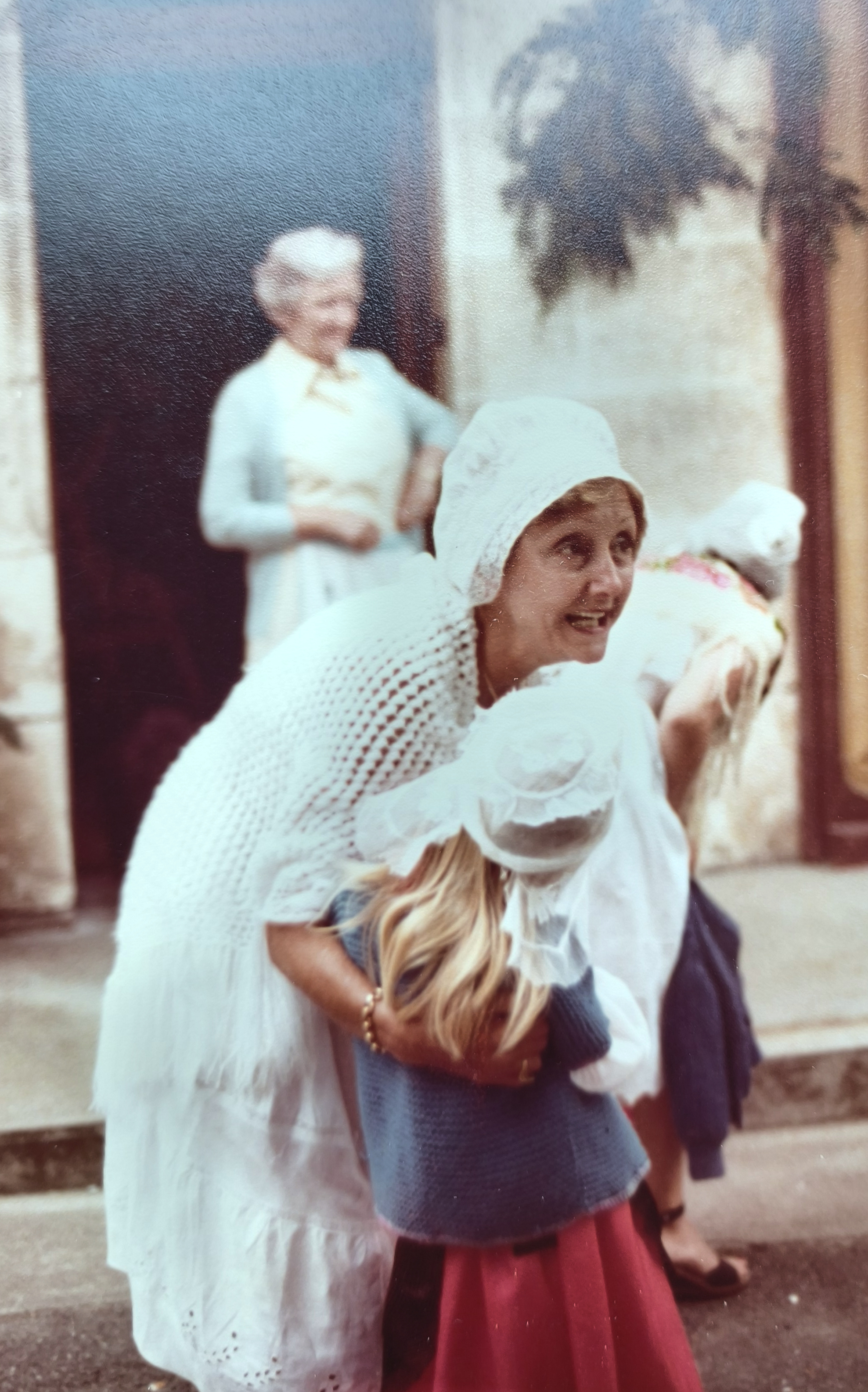Félibrée 1979 — Femme en coiffe traditionnelle avec un enfant