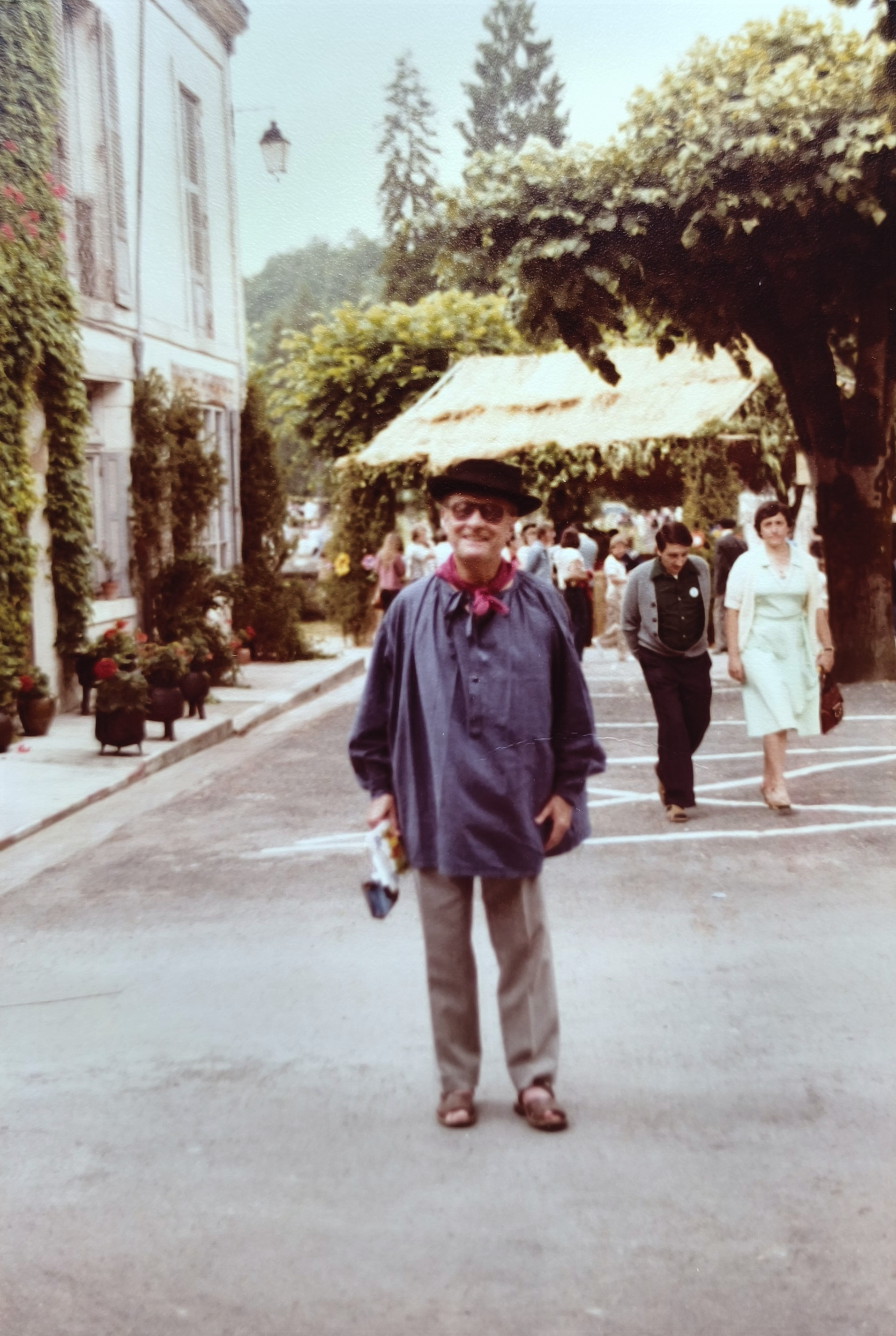 Félibrée 1979 — Homme au béret et foulard rouge dans une rue pavoisée