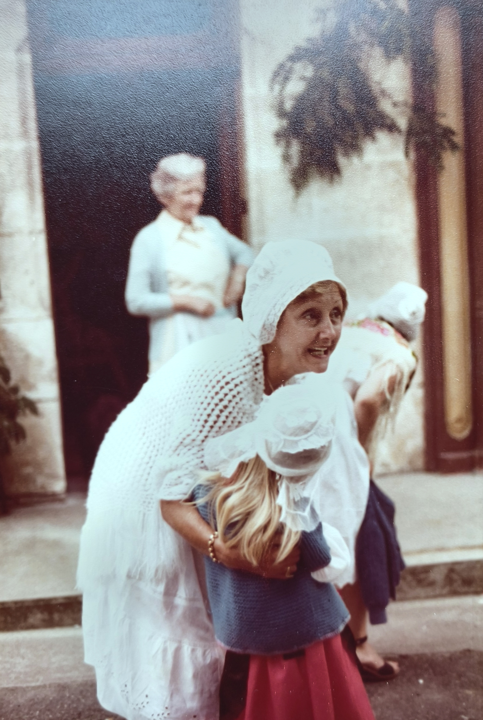 Félibrée 1979 — Femme coiffée et enfant pendant la fête
