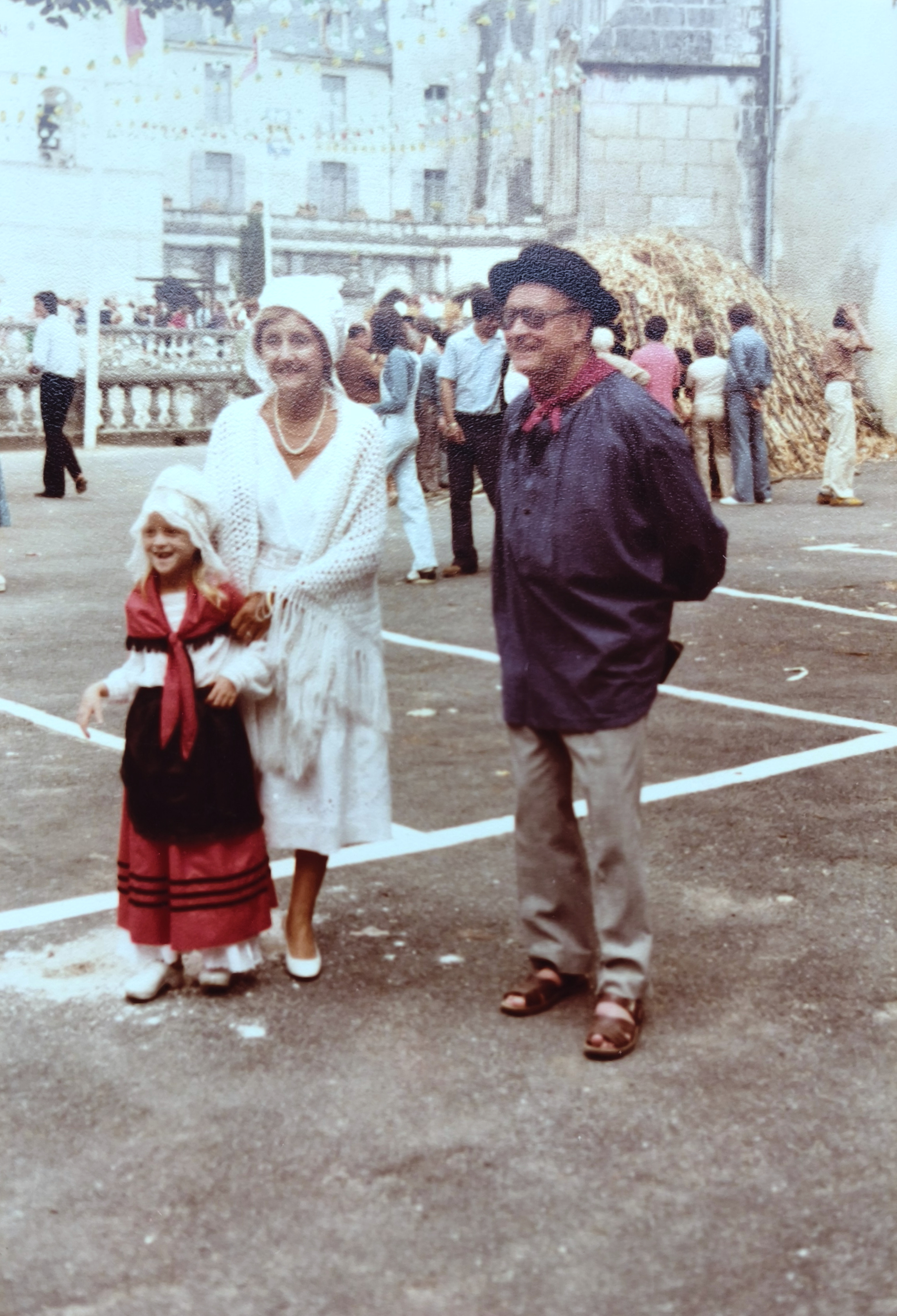 Félibrée 1979 — Couple et enfant en costumes traditionnels