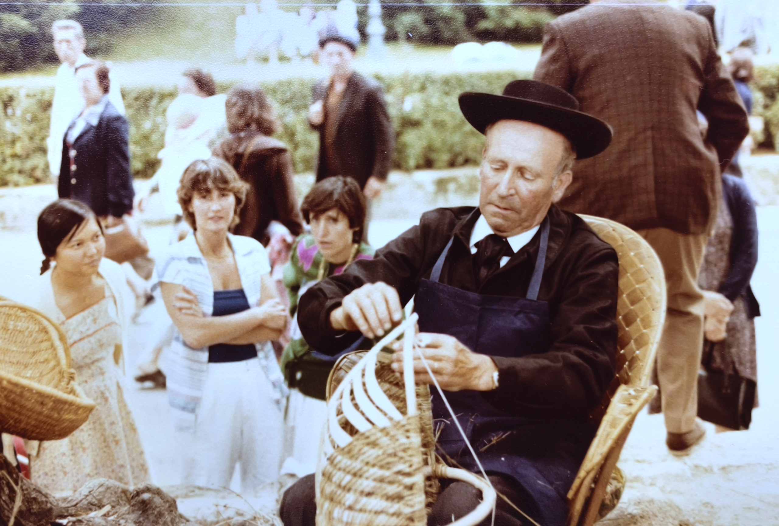 Félibrée 1979 — Artisans vanniers en costumes traditionnels