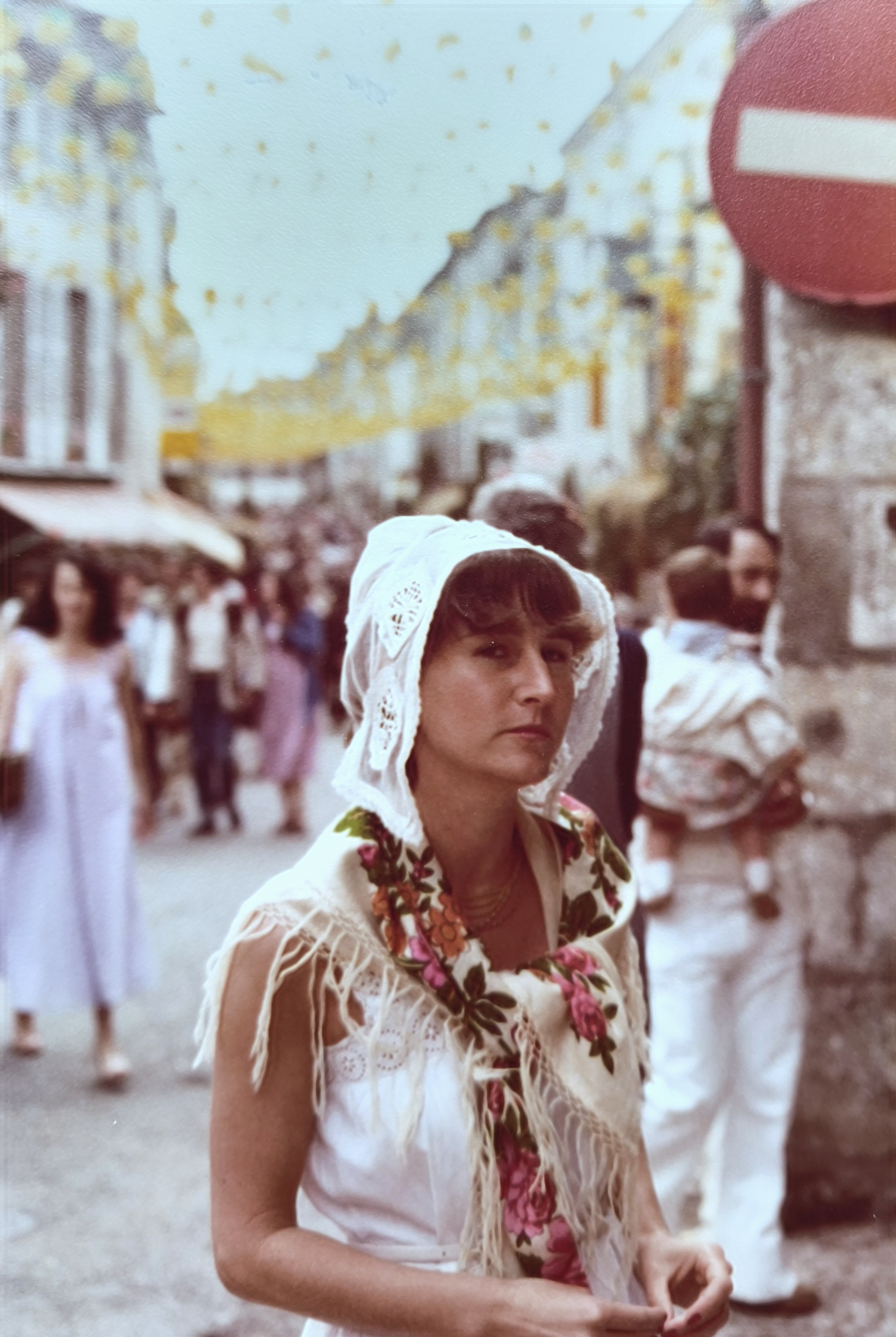 Félibrée 1979 — Jeune femme en coiffe dans une rue pavoisée