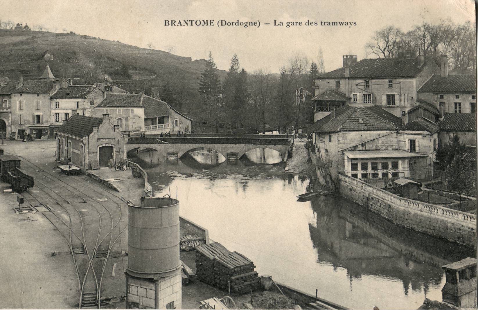 Brantôme, la gare des tramways : carte postale ancienne, antérieure à mai 1914.