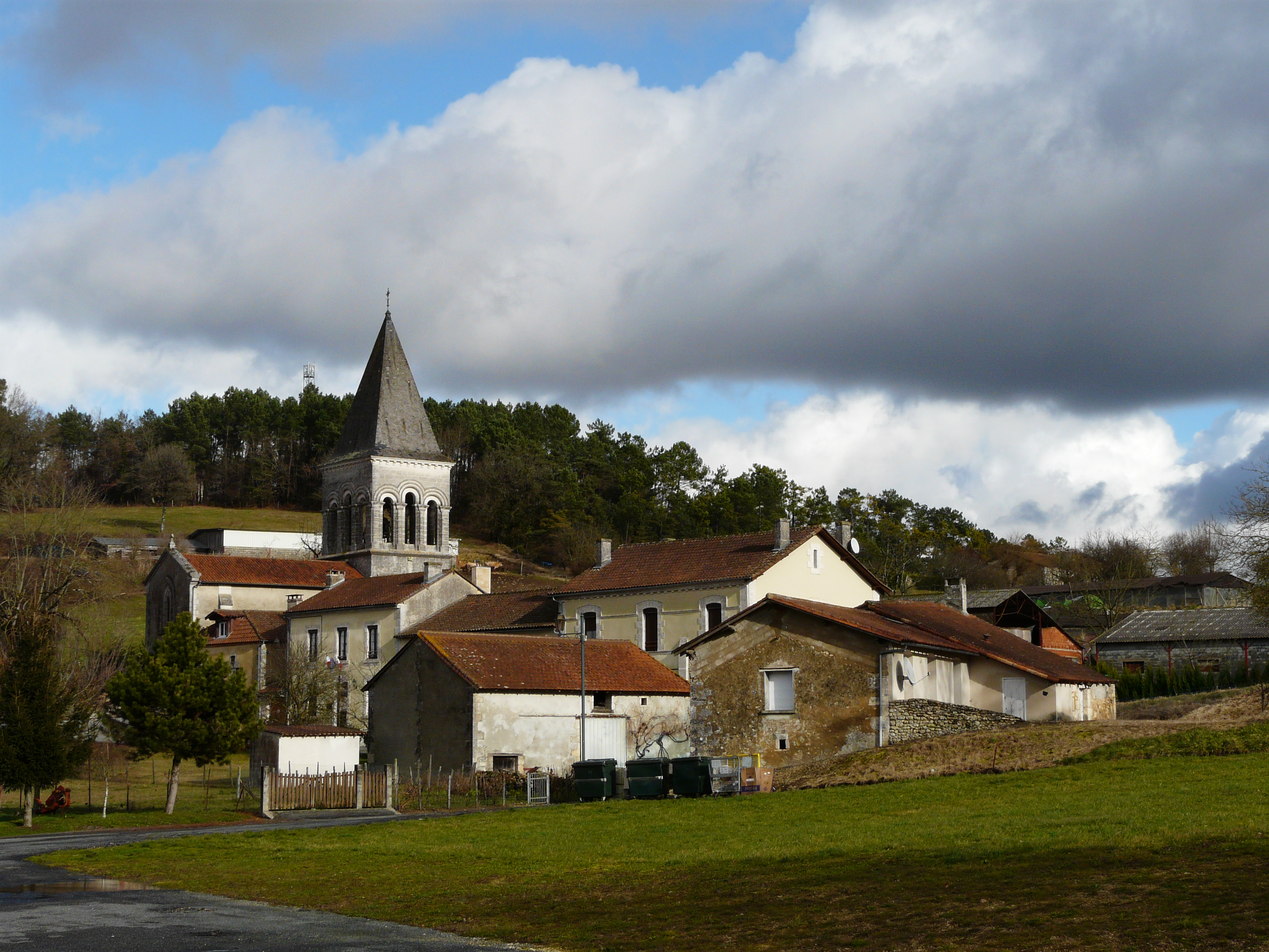 Le village et l’église d’Eyvirat, commune déléguée de Brantôme-en-Périgord.