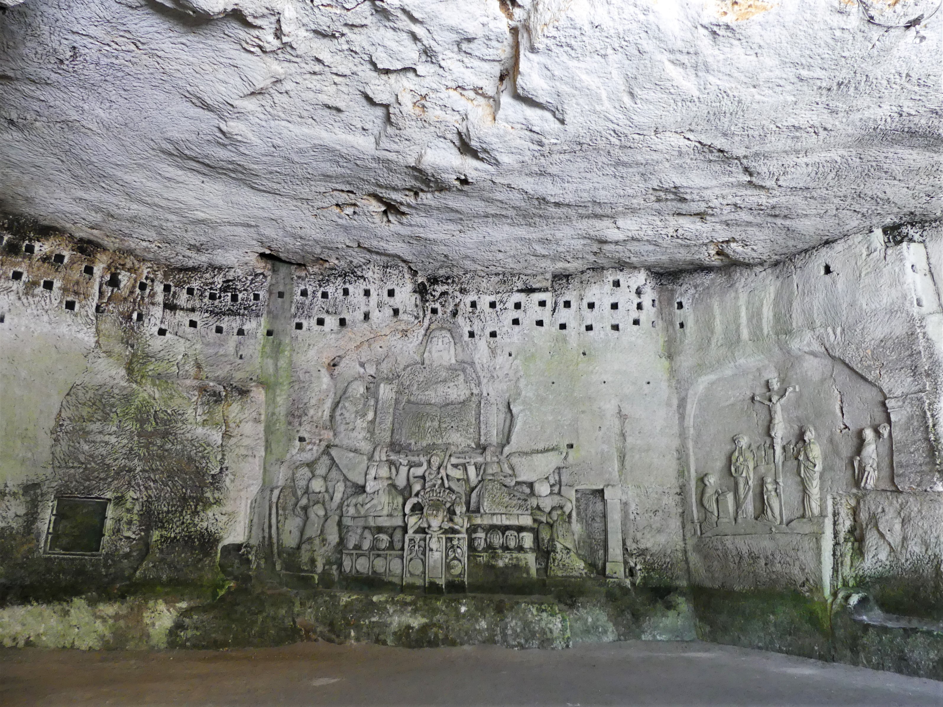 La grotte du Jugement dernier à Brantôme et ses bas-reliefs.